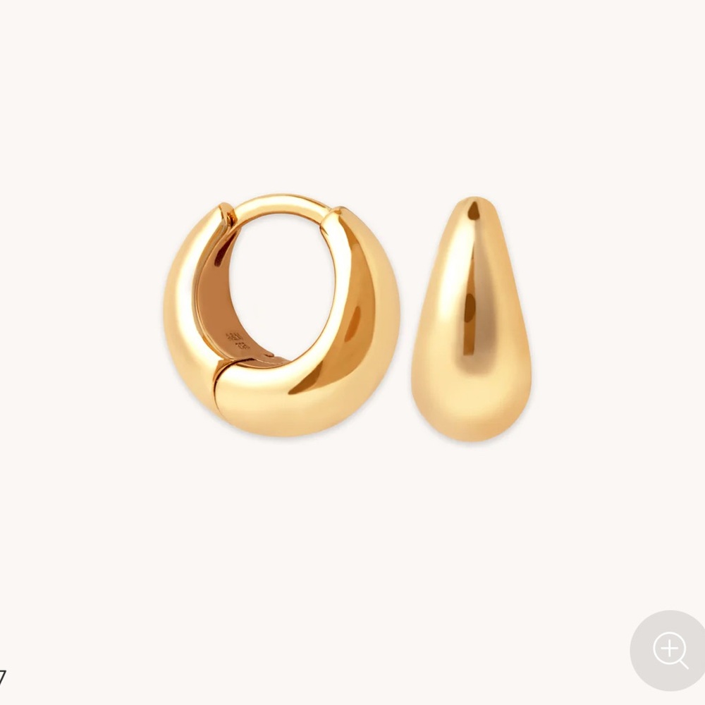 Astrid & Miyu Dome Huggies in Gold